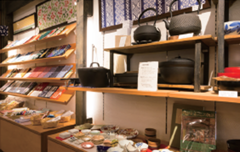 いろは 日本の良いものをたくさんの方の元へ届けたい”をテーマに、季節の物、器、台所道具、香もの、民芸、布ものなどを取り揃えております。日常によりそった雑貨の数々、ぜひお気に入りの一品を見つけにお立ち寄りくださいませ。