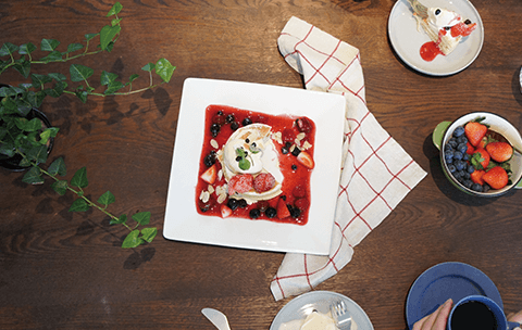 ノイモンドオーガニックカフェ オーガニックドリンクをはじめ、厳選された食材を贅沢に使用したこだわりのフレンチトーストなど、気軽にヘルシーな料理を楽しんでいただけるカフェ。