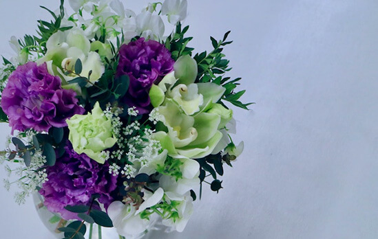ORNI ビジネスシーンでのお花贈り ウェディングブーケ 大切な方の節目や記念日に お供えやご葬儀に お花のご用命はORNIにお任せください。全国発送も承ります。