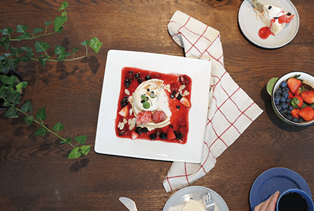 オーガニックドリンクをはじめ、厳選された食材を贅沢に使用したこだわりのフレンチトーストなど、気軽にヘルシーな料理を楽しんでいただけるカフェ。