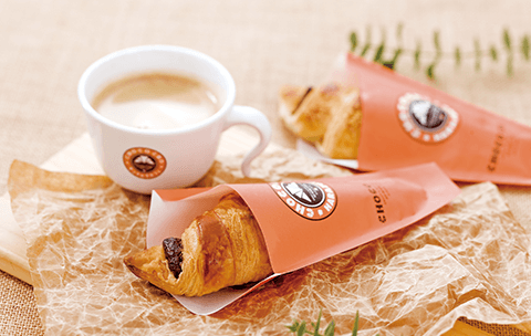 チョコをクロワッサン生地で包んだチョコクロがおすすめ。1杯ずつ淹れたコーヒーとともに、落ち着いた空間でお楽しみください。