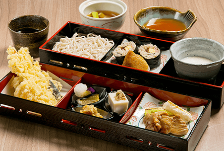 幌加内産そば粉100％の十割そばを中心に丼物やセットメニュー、こだわりの一品料理や会席コースを地酒やビール、ワインとともにお楽しみいただけます。