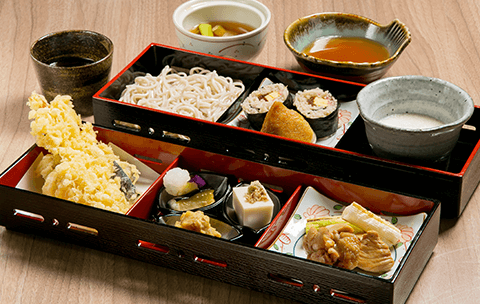 幌加内産そば粉100％の十割そばを中心に丼物やセットメニュー、こだわりの一品料理や会席コースを地酒やビール、ワインとともにお楽しみいただけます。